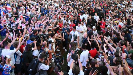 Jean-Charles Valladont, Baptiste Adis et Thomas Chirault célèbrent leurs médailles d'argent remportées en tir à l'arc par équipe masculine avec les supporters français à la grande Halle de La Villette à Paris, le 29 juillet 2024. (MILLEREAU PHILIPPE / KMSP / VIA AFP)