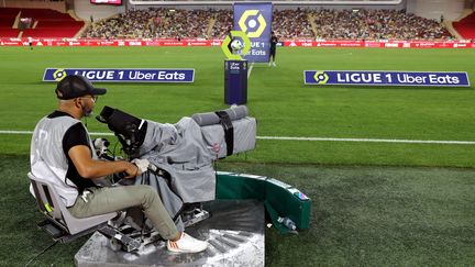 Un cameraman filme lors d'un match de Ligue 1 au stade Louis II de Monaco, le 2 octobre 2023. Photo d'illustration. (JEAN FRANCOIS OTTONELLO / MAXPPP)