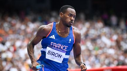 Gilles Biron lors des séries du relais 4x400 m masculin, le 8 août 2024 au Stade de France. (AFP)