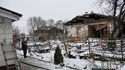 Un habitant déblaye des débris après une offensive ukrainienne à Lgov, dans la région de Koursk (Russie), le 16 janvier 2025. (VLADIMIR ALEKSANDROV / ANADOLU / AFP)