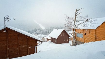 La station enneigée de Brameloup, dans l'Aveyron, le 28 janvier 2023. (VALENTIN IZZO / HANS LUCAS / AFP)