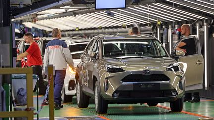 Salariés sur le site de production Toyota Onnaing, près de Vlenciennes (Nord), le 26 novembre 2024. (FRANCOIS LO PRESTI / AFP)