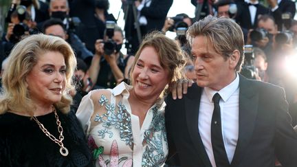 L'actrice Catherine Deneuve, la réalisatrice Emmanuelle Bercot, et l'acteur Benoit Magimel, le 10 juillet 2021 au Festival de Cannes, pour la projection du film "De son vivant", présenté hors compétition.&nbsp; (VALERY HACHE / AFP)