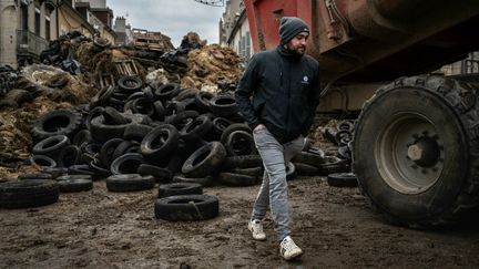 Un agriculteur lors d'une manifestation à Dijon, en Côte-d'Or, le 11 décembre 2024. (ARNAUD FINISTRE / AFP)