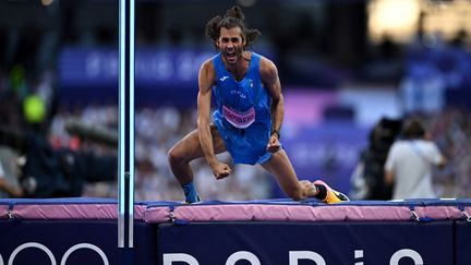 Gianmarco Tamberi réussit 2,22 m en finale du saut à la hauteur des Jeux olympiques de Paris, le 10 août 2024 au Stade de France. (AFP)