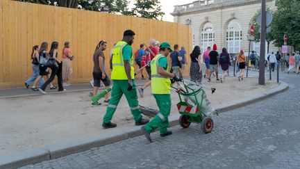 Des agents de propreté durant les Jeux olympiques de Paris, le 2 août 2024. (CLAIRE SERIE / HANS LUCAS / VIA AFP)