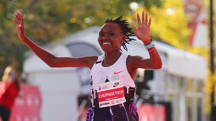 La Kényane Ruth Chepngetich remporte pour la troisième fois le marathon de Chicago, et bat en même temps le record du monde en étant la première femme à finir sous les 2h10, le 13 octobre 2024. (MICHAEL REAVES / AFP)