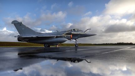 Un avion de combat Rafale F4 sur la base d'aéronautique navale de Landivisiau (Finistère), le 19 octobre 2023. (FRED TANNEAU / AFP)