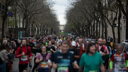 Des coureurs lors du marathon de Paris, le 7 avril 2024. (VICTORIA VALDIVIA / AFP)