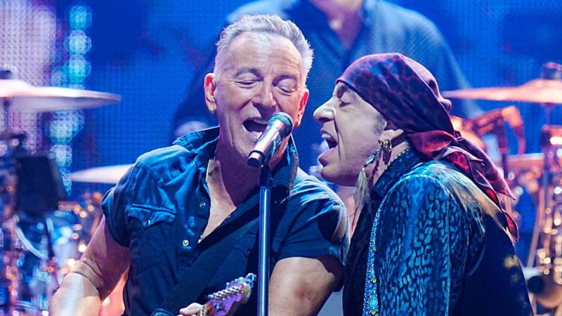 Bruce Springsteen rinvia i concerti di Milano dell’1 e 3 giugno - La Stampa