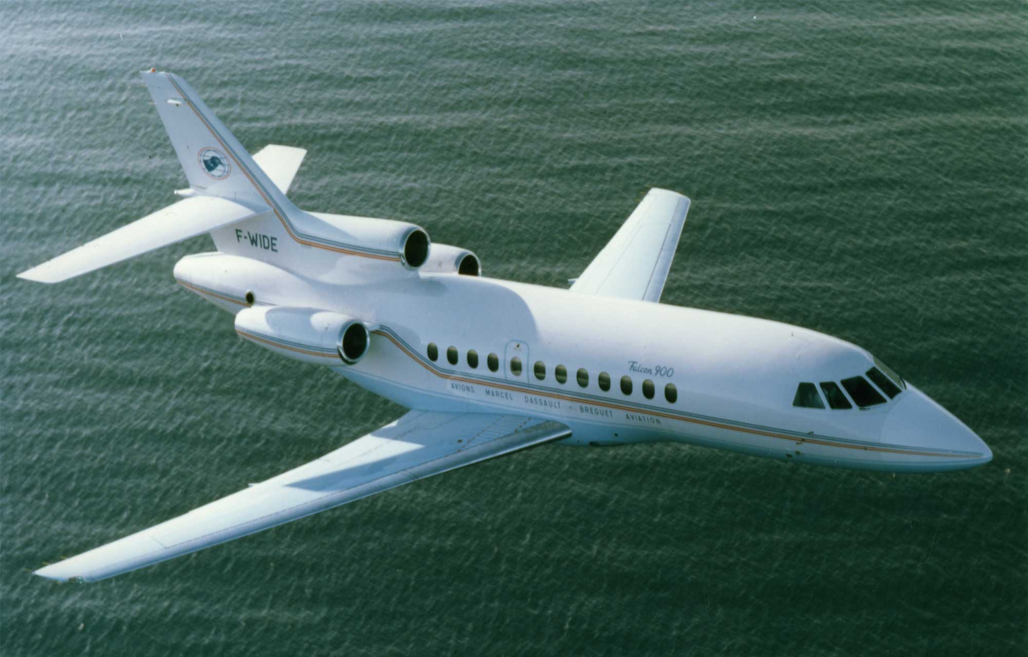 Related model: Dassault Falcon 900B