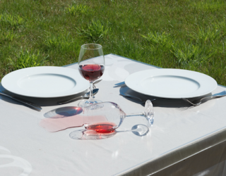 Protège table plastique : fini les nappes tachées !