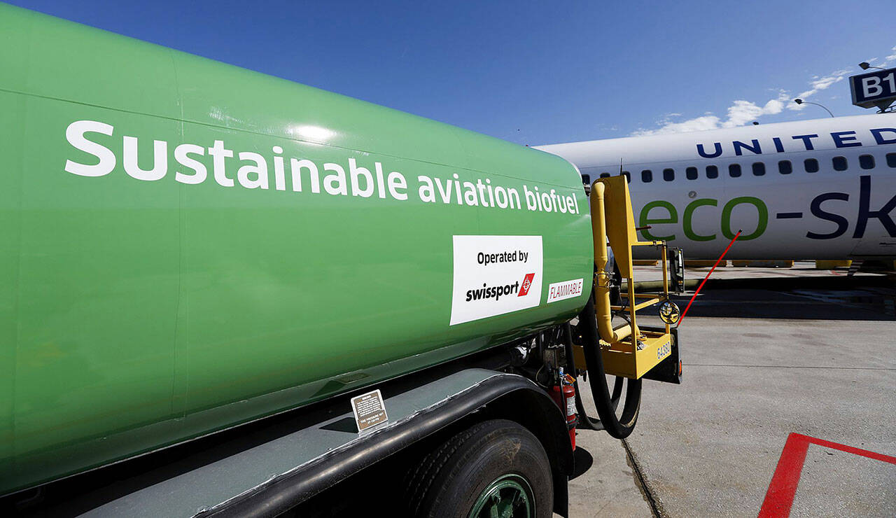 A United Airlines flight to Los Angeles is refueled at O’Hare International Airport in Chicago in 2019 for a demonstration flight that was powered by 30% biofuel. (Jose M. Osorio/Chicago Tribune/TNS)