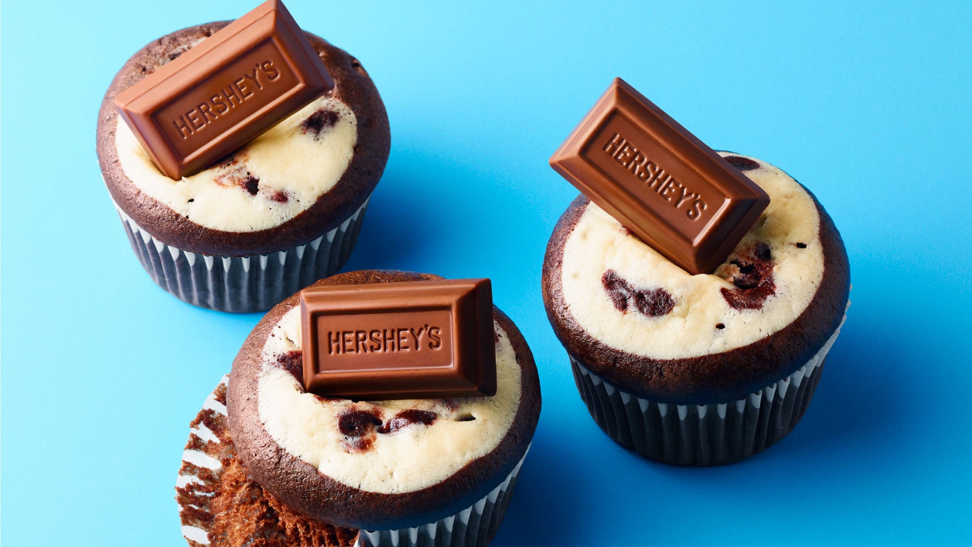 HERSHEY'S Miniatures Filled Rich Chocolate Cupcakes