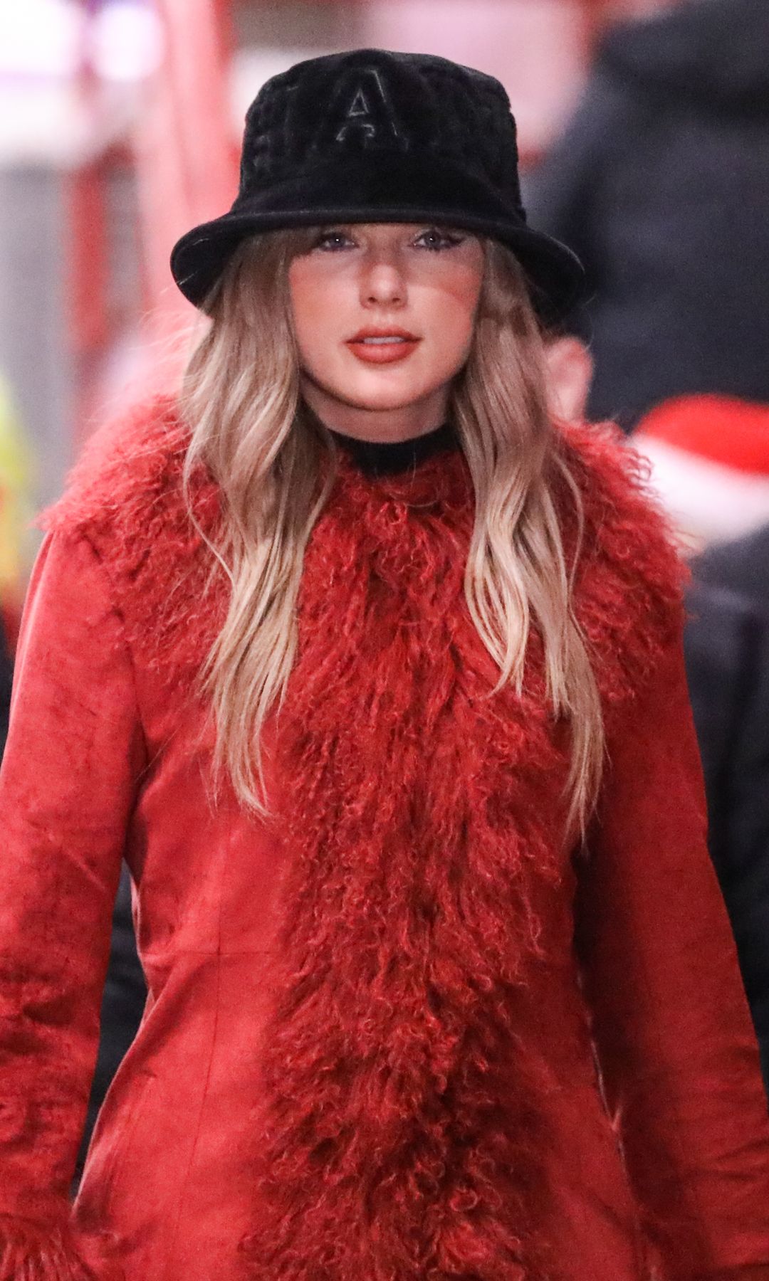 Taylor Swift despide el año con un maxi abrigo rojo