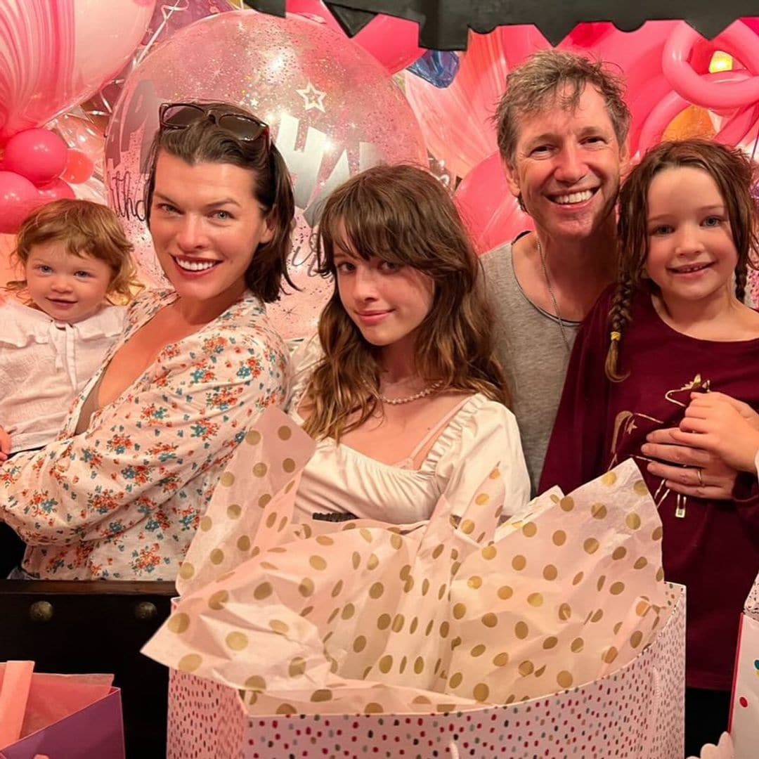 El sentido mensaje de Milla Jovovich a Osian, su hija 'arco iris' que cada día se parece más a ella