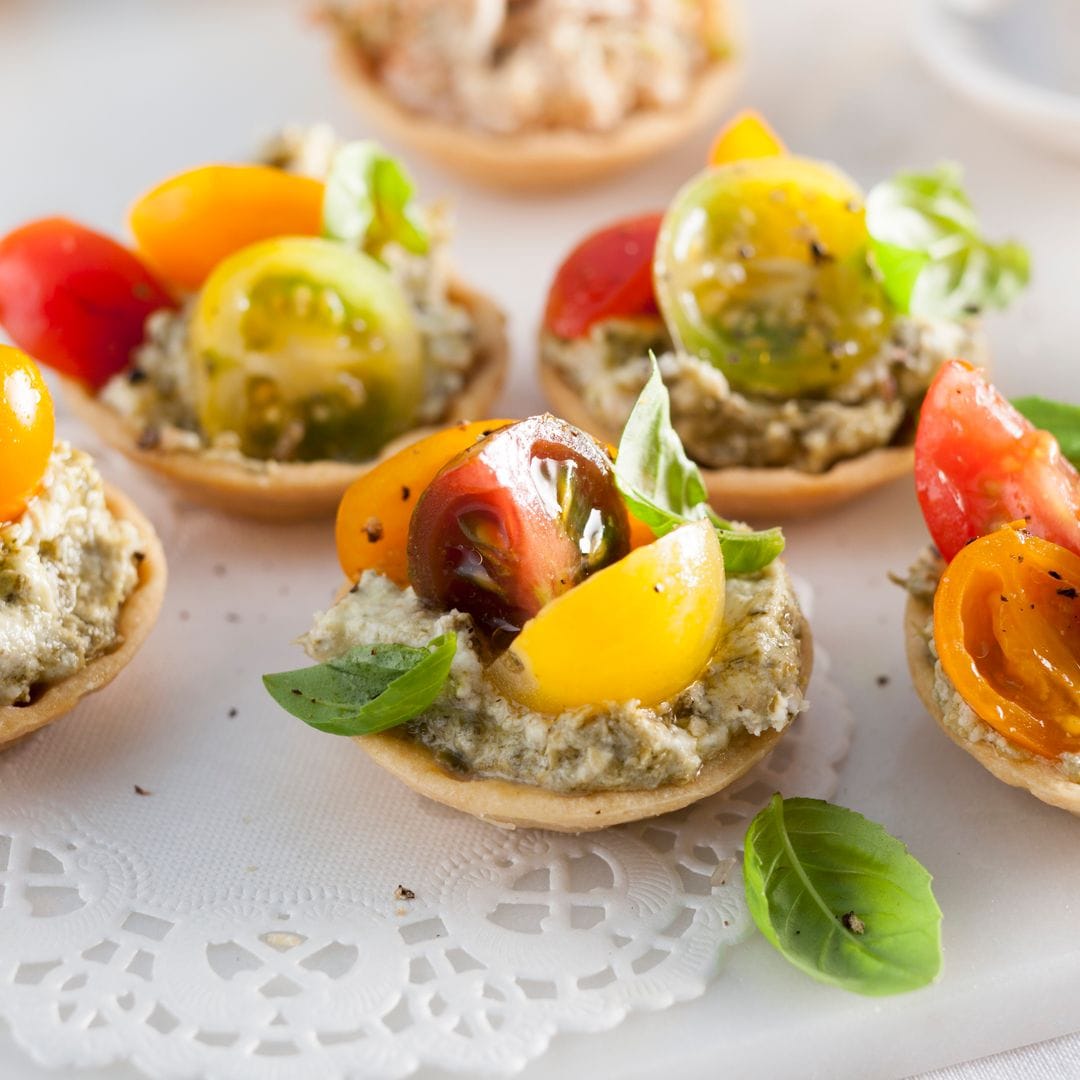 Tartaletas de queso crema al pesto con tomate