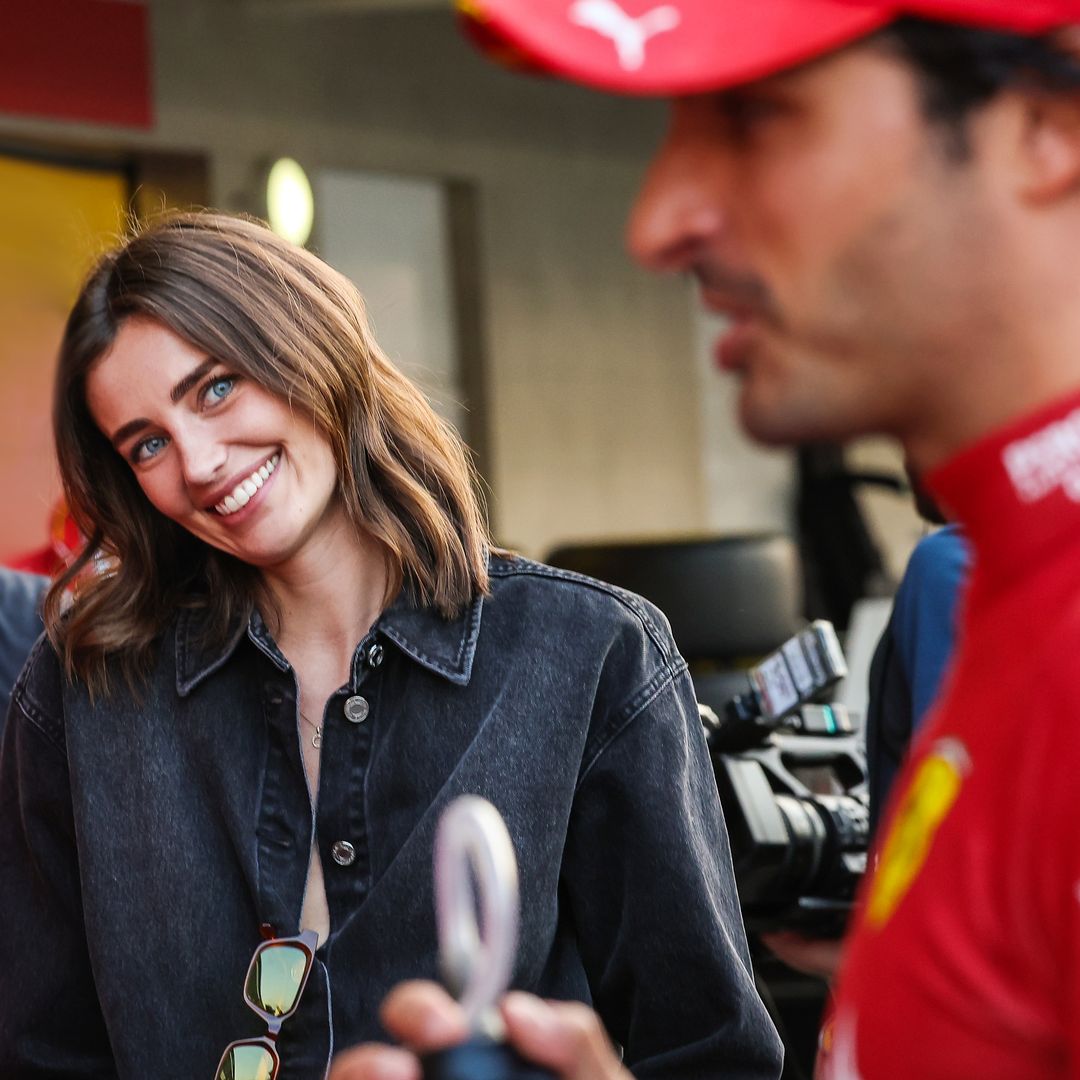 La mirada de orgullo de Rebecca Donaldson a Carlos Sainz tras su triunfo en México