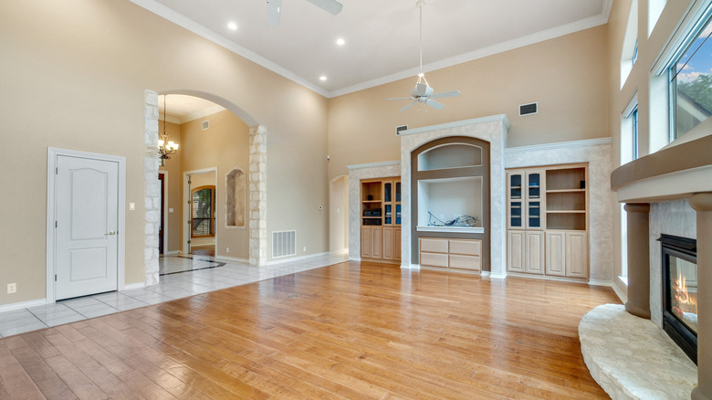 empty living room in 2010s style home