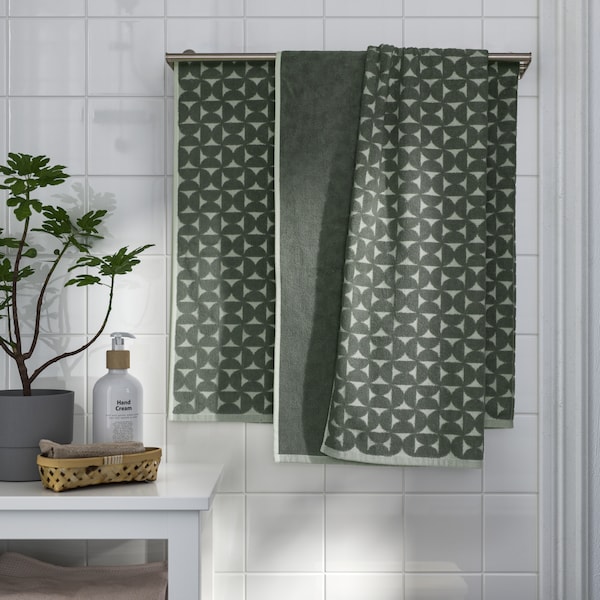 A grey/green ÄNGSNEJLIKA bath towel