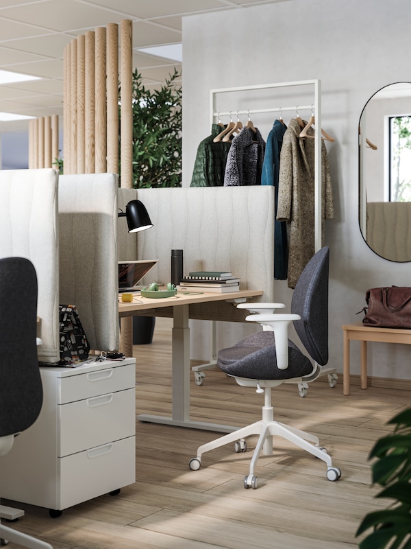 A workstation in a contemporary office with MITTZON acoustic screens and a HATTEFJÄLL office chair with armrests.