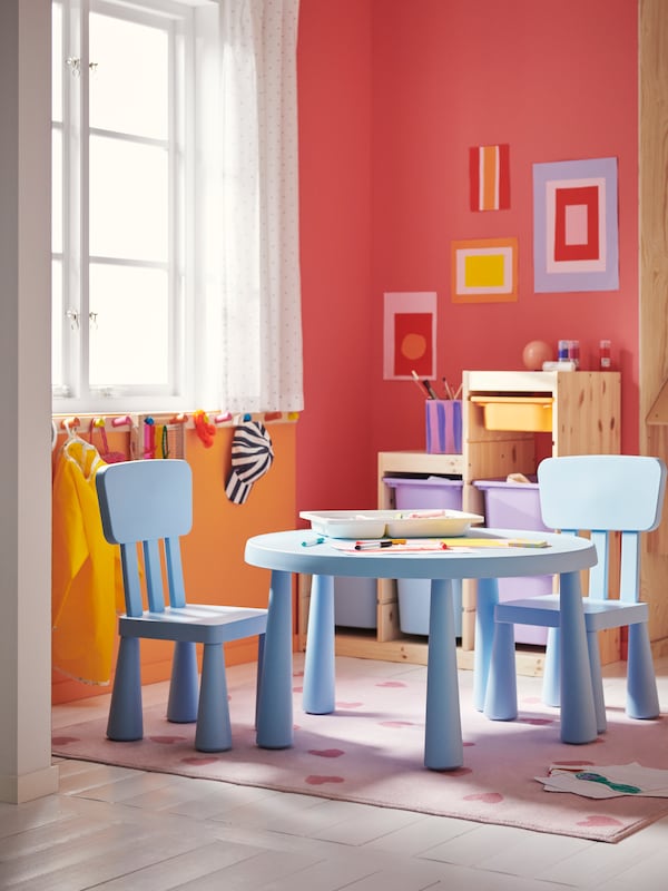 A colourful children's room with a children's table, children's chairs and MÅLA kids felt-tip pens on the table.