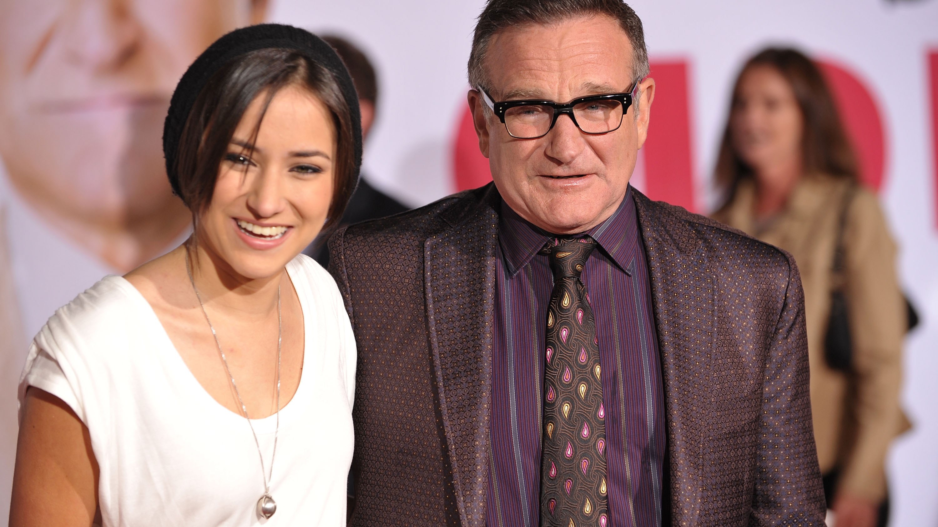 Zelda Williams and Robin Williams arrive at the "Old Dogs" premiere in 2009