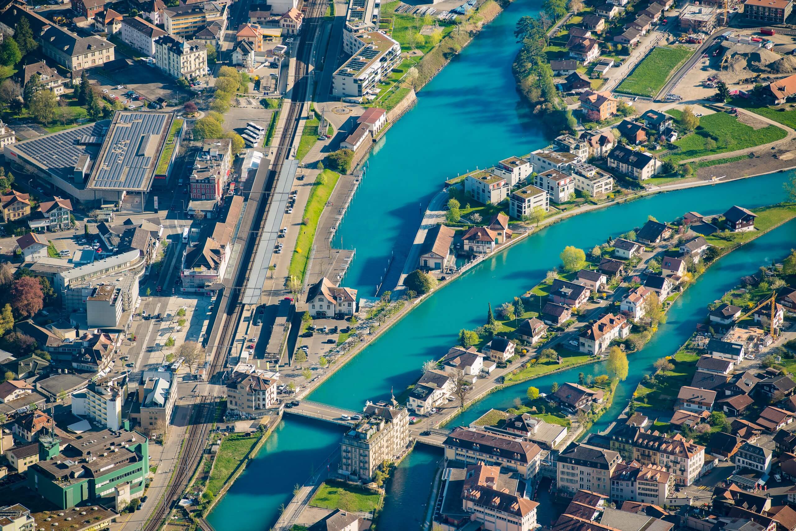 Blick auf die türkise Aare in Interlaken vom Harder Kulm im Frühling