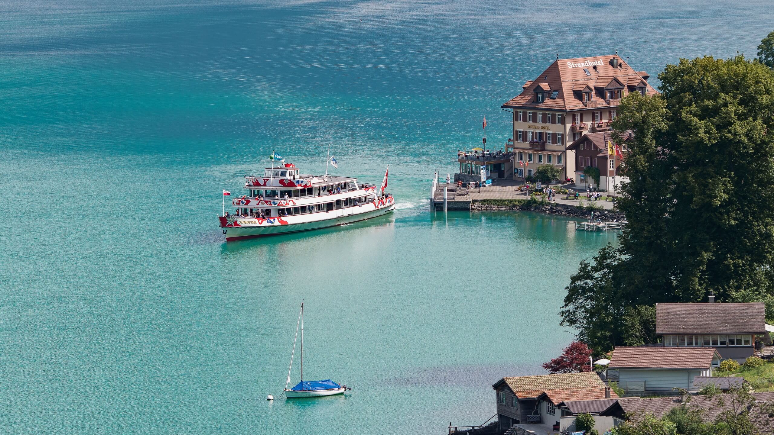 Schiff bei Anlegestelle in Iseltwald, türkisfarbenes Wasser