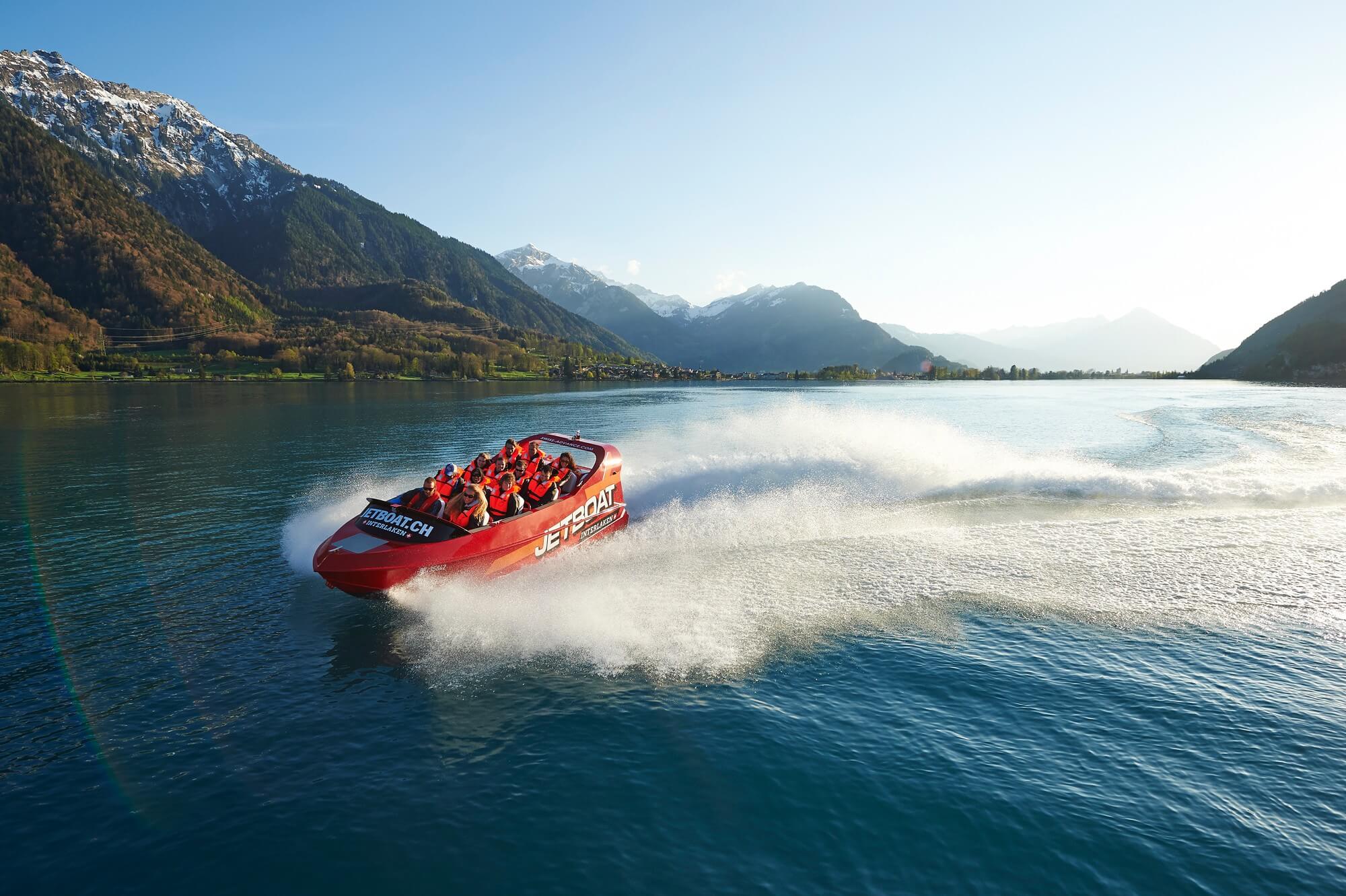 Jetboat fährt über den Brienzersee im Frühling