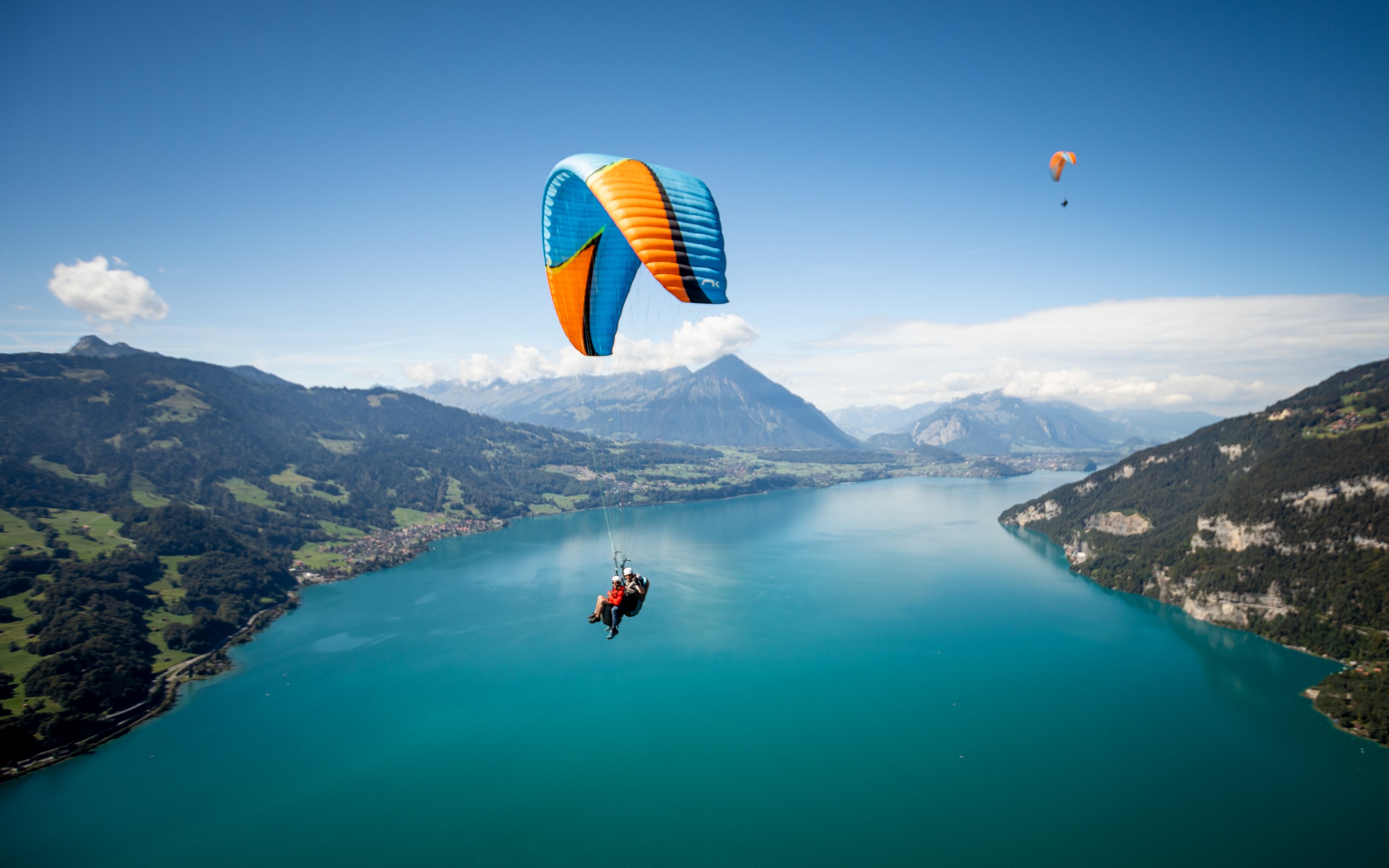 Paragliding über dem Thunersee in Interlaken im Sommer mit dem Niesen im Hintergrund