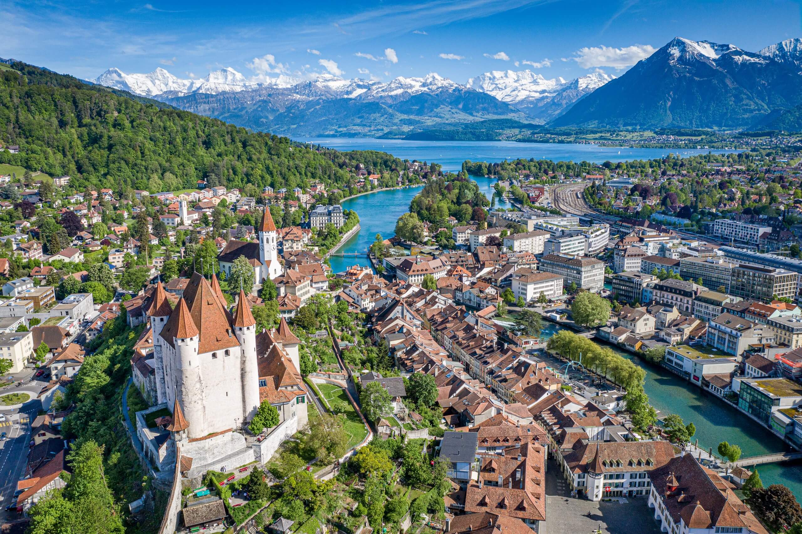 Luftaufnahme der Stadt Thun mit Schloss, Aare und Thunersee