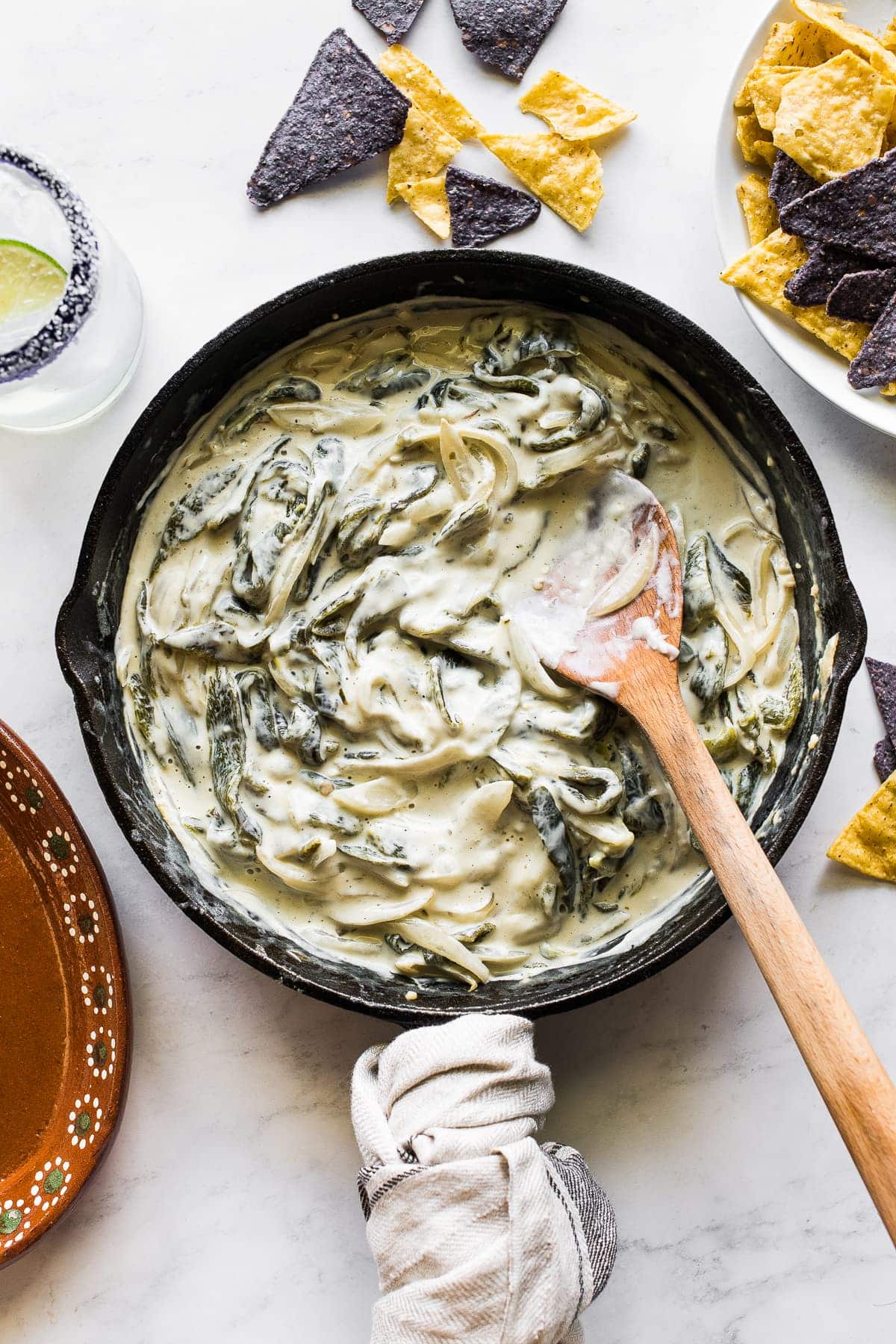 Rajas con crema numa frigideira pronta a ser consumida.