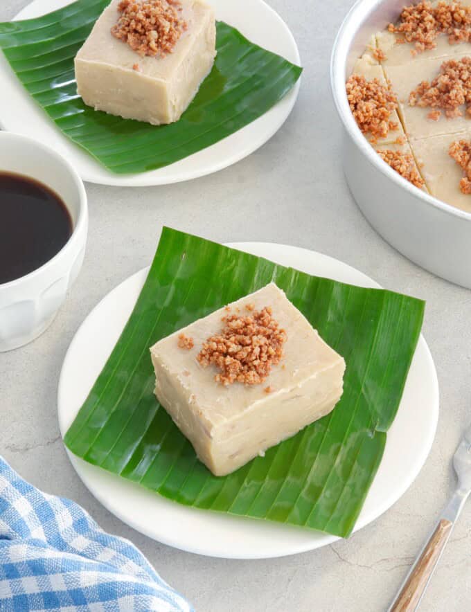 slices of kalamay gabi on banana-lined plates.