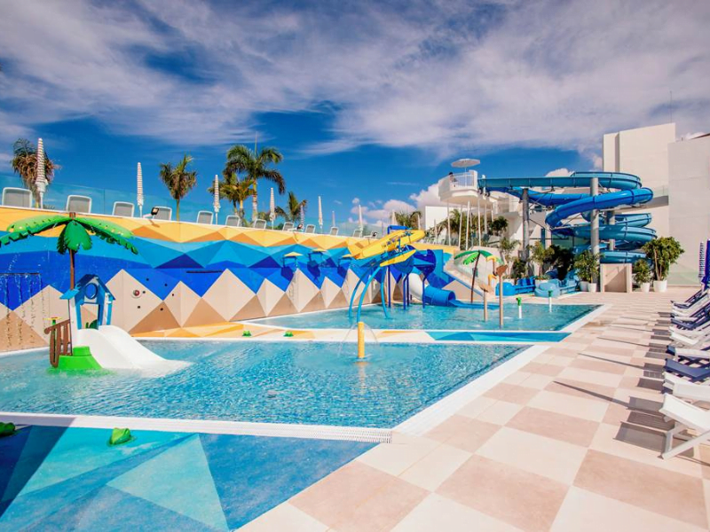 family friendly hotels in the canary islands with swim up rooms