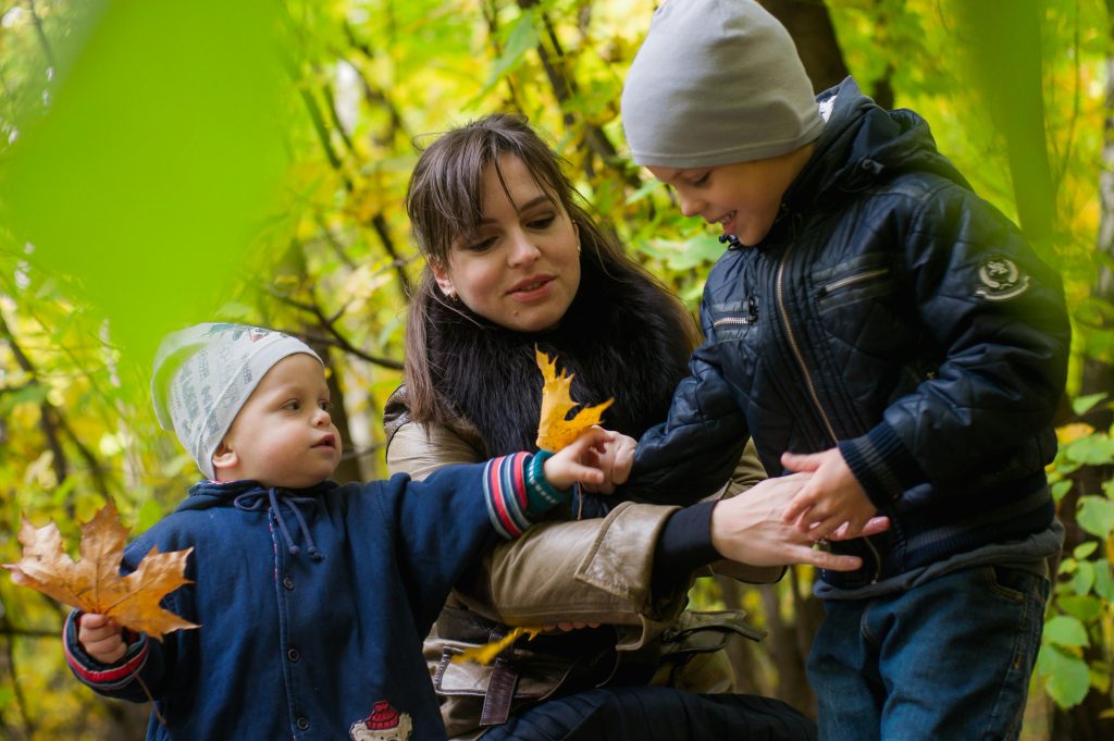 Raising Good Humans: A Mindful Guide to Breaking the Cycle of Reactive Parenting 