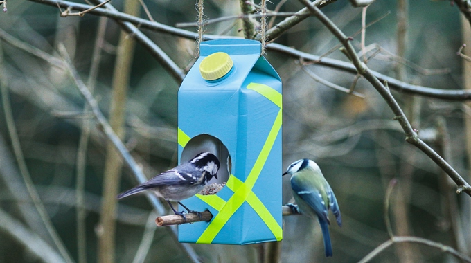 Ein selbstgebasteltes Vogelfutterhaus