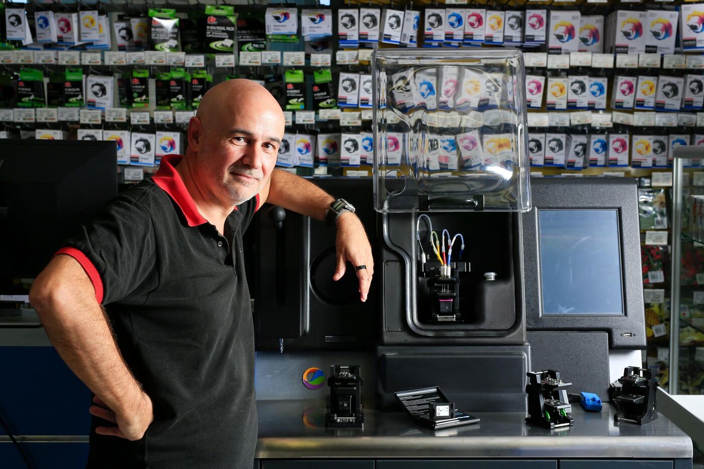 Grasse (Alpes-Maritimes), le 10 septembre. Lilian Gamé, gérant d'un magasin Bureau Vallée, devant le Bar à encres permettant de recharger ses cartouches à moindre frais. LP/Laurent Carré