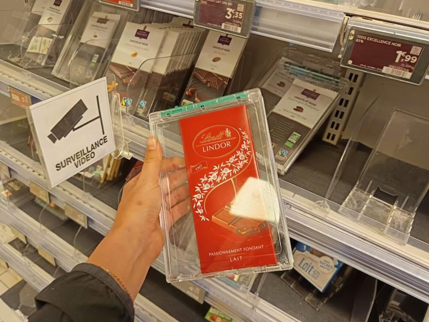 Marseille (Bouches-du-Rhône). Au Monoprix de la Canebière, les tablettes de chocolat ont été placées dans des boîtiers en plastique transparent antivols. Actu Marseille/Lola Fourt