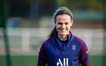  Irene Paredes, capitaine et défenseuse du PSG, ne veut pas encore penser au titre. Mais elle annonce haut et fort que son équipe veut l’emporter à Lyon. 