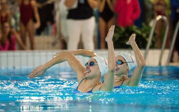  Laure et Charlotte Tremble (ici en 2017) voient leur gémellité comme un atout : «On a le même corps, la même manière de nager, il y a moins de choses à ajuster.»