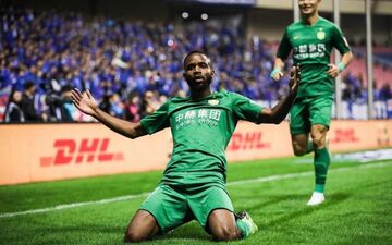  Enfant de Vitry, formé au football à Ivry, Cédric Bakambu a rejoint en janvier 2018 le club chinois Beijing Guoan.