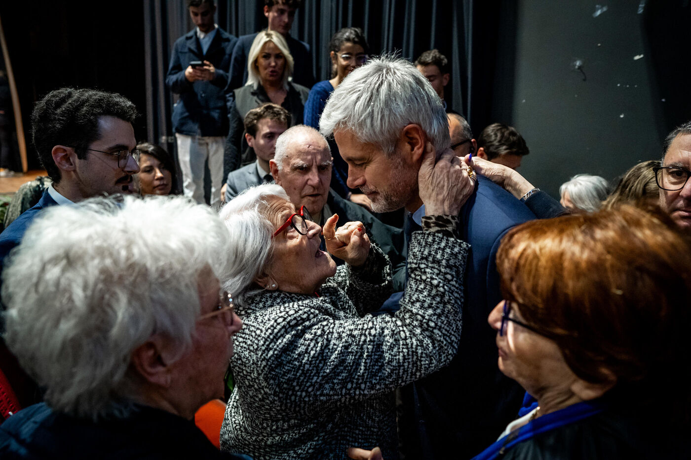 L'arbitrage présenté par Laurent Wauquiez (ici à Mions le 7 novembre) prévoit une sous-indexation pour les retraités au-dessus du smic, qu'ils « vont traîner jusqu’à la fin de leur vie », cingle l'économiste Philippe Crevel. MaxPPP/Nicolas Liponne