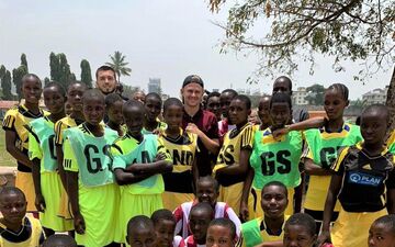  Enzo Ceccaldi (avec la casquette), étudiant en management du sport, joueur de l'ACBB, en mission en Tanzanie.