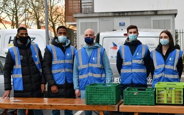  Les membres du Paris FC ont participé à la mise en place ainsi qu’à la distribution avec le Secours populaire.