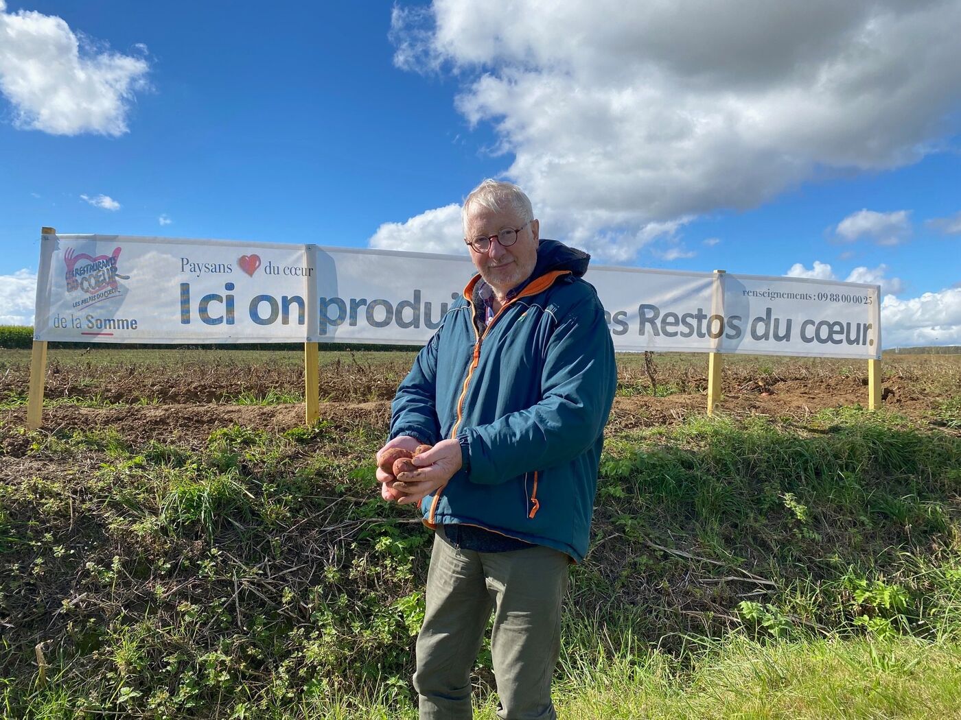 Sur les trois hectares de la ferme familiale que Jean-Claude Bouton, 73 ans, a conservé, il a planté des pommes de terre qu'il offrira aux Restaurants du Cœur d’Amiens. LP/Isabelle Boidanghein