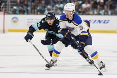 Alexandre Texier sous les couleurs des Blues lors de son premier match de saison régulière avec Saint-Louis. (C. Couto/Reuters)