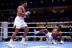 Anthony Joshua (à gauche) a détruit Francis Ngannou en moins de deux rounds dans la nuit de vendredi à samedi, à Riyad. (Andrew Couldridge/REUTERS/Reuters)