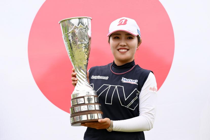 Ayaka Furue brandit le trophée de l'Evian Championship, dimanche. (Philippe Millereau/Kmsp)