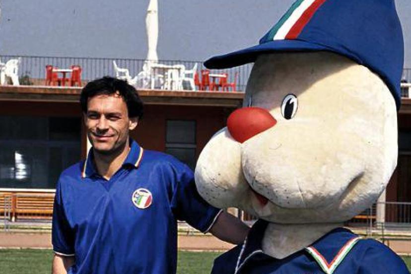 En 1993, trois ans après ses exploits en Coupe du monde, Salvatore Schillaci demeurait toujours aussi aimé des tifosi de la Nazionale même si l'attaquant n'était plus appelé en sélection. (Imago/Panoramic)